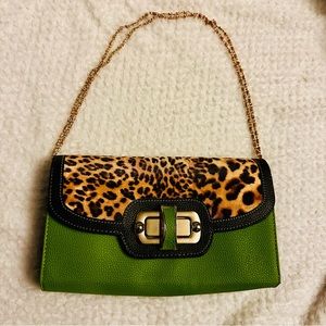 🔥 Super chic clutch, brand new!